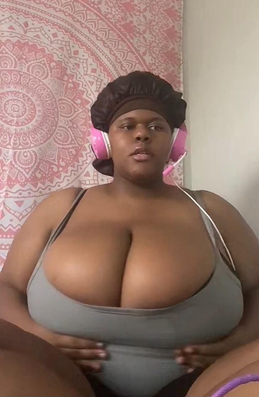 MIMI Eboby BBW mit großen Krügen