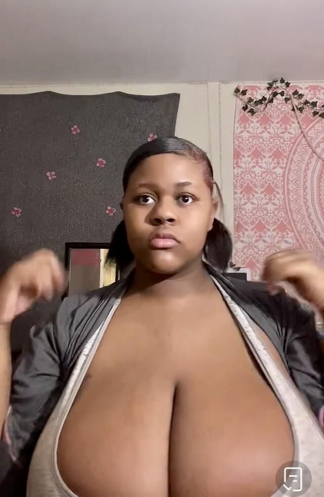 MIMI Eboby BBW mit großen Krügen