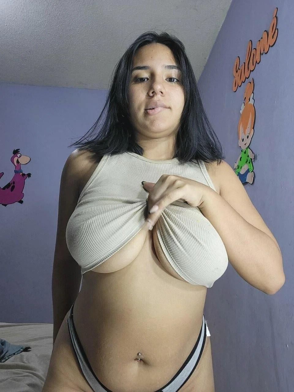 Maminha Grande Latina de 18 anos