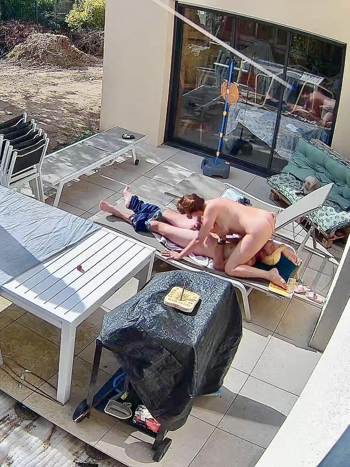 Baiser dans tous les sens sur la terrasse en public