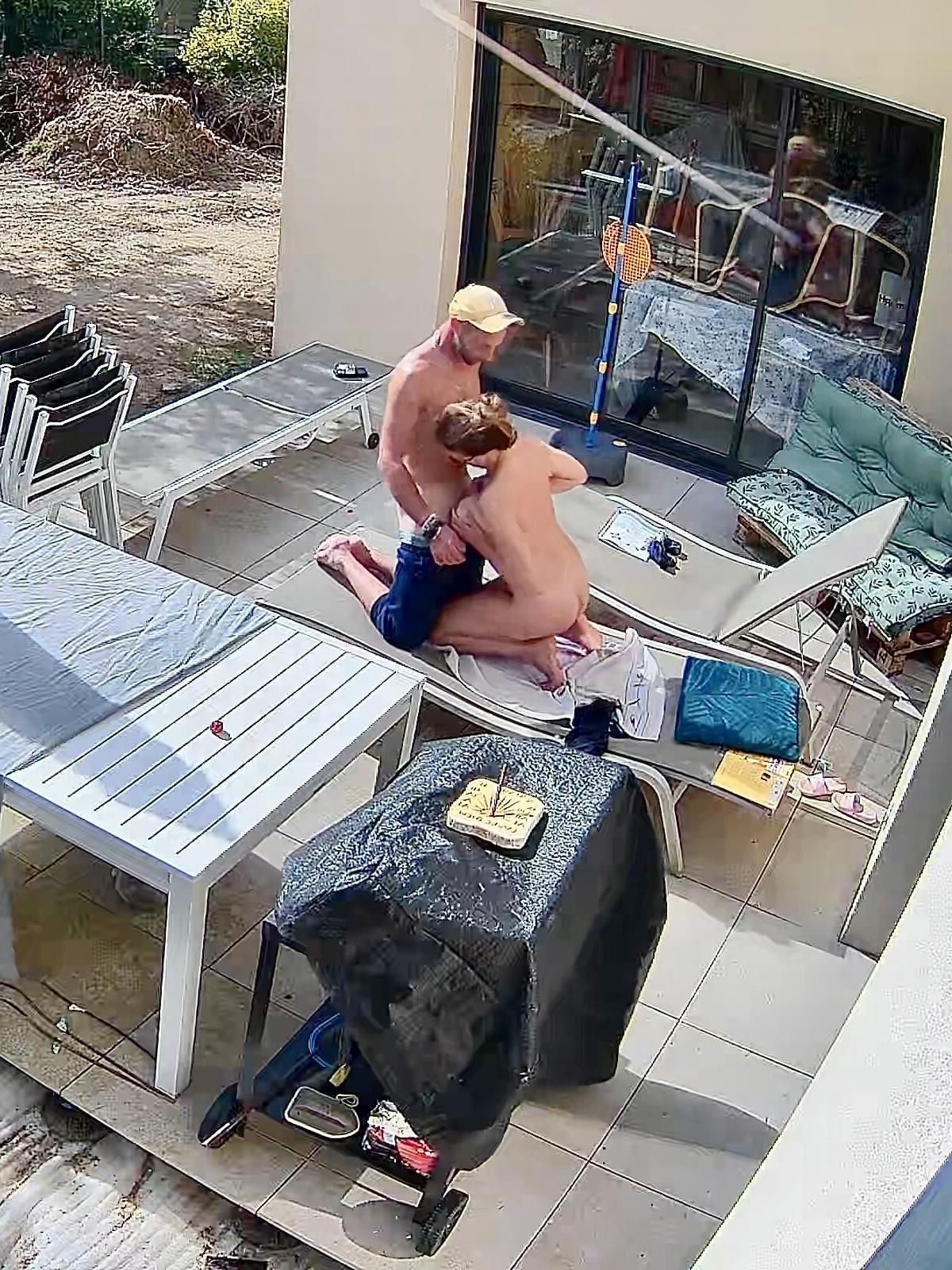 Baiser dans tous les sens sur la terrasse en public