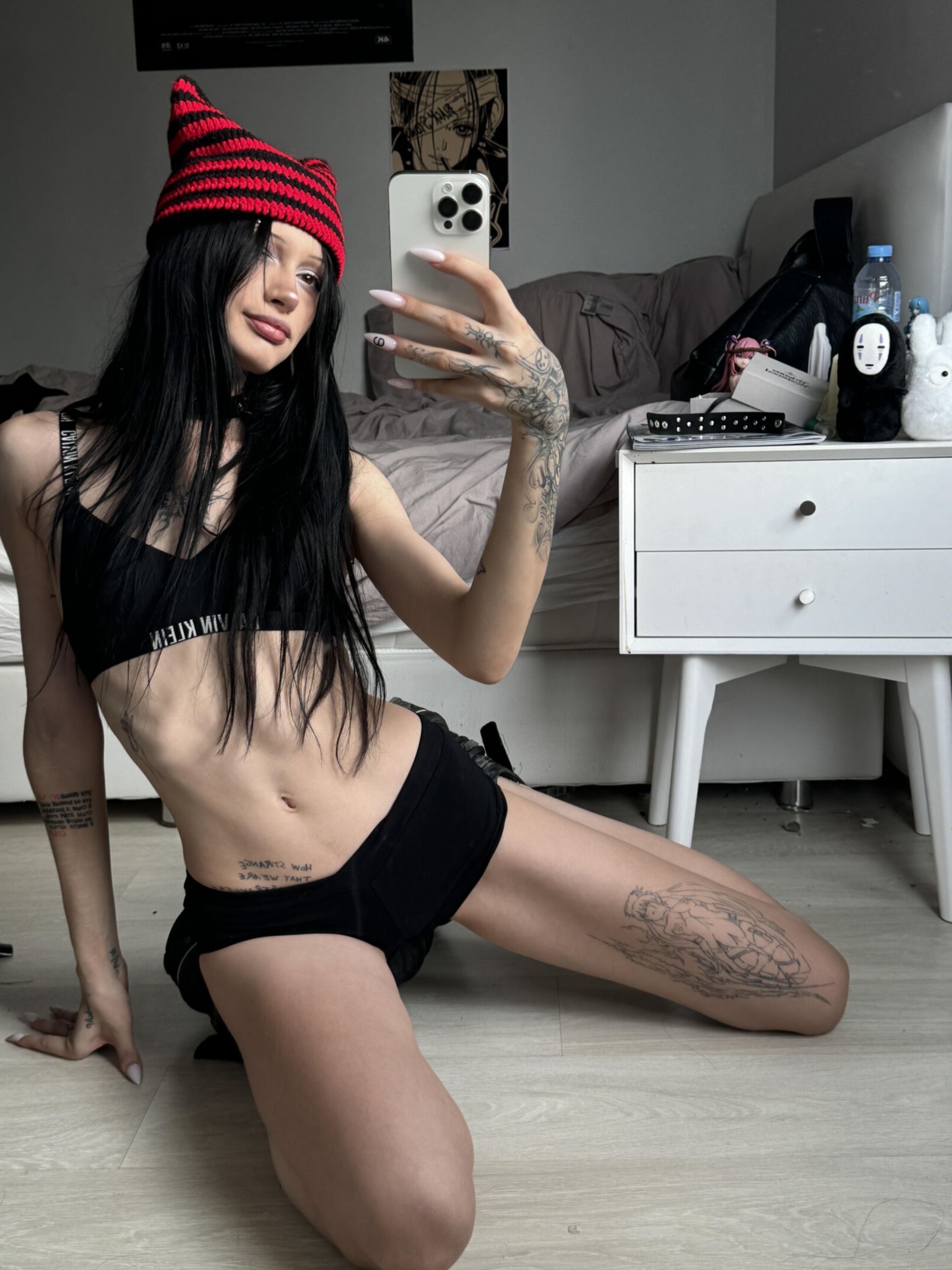 Skinny Sexy Goth com seios pequenos