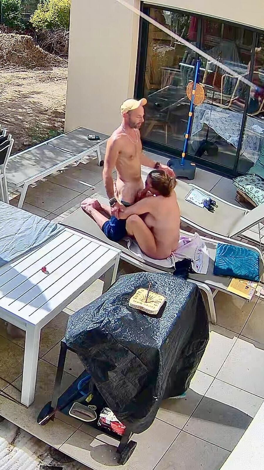 Baiser dans tous les sens sur la terrasse en public