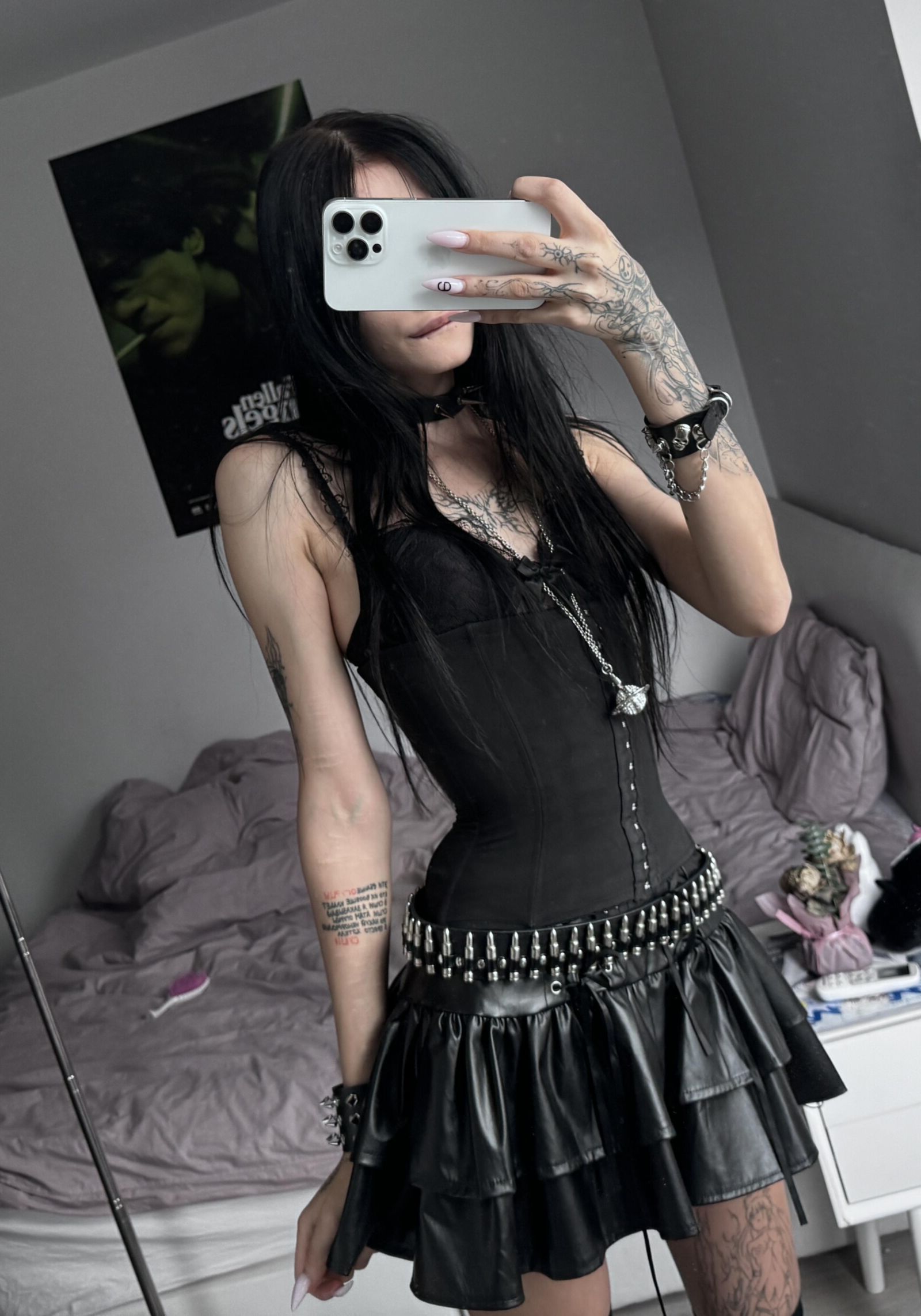 Skinny Sexy Goth com seios pequenos