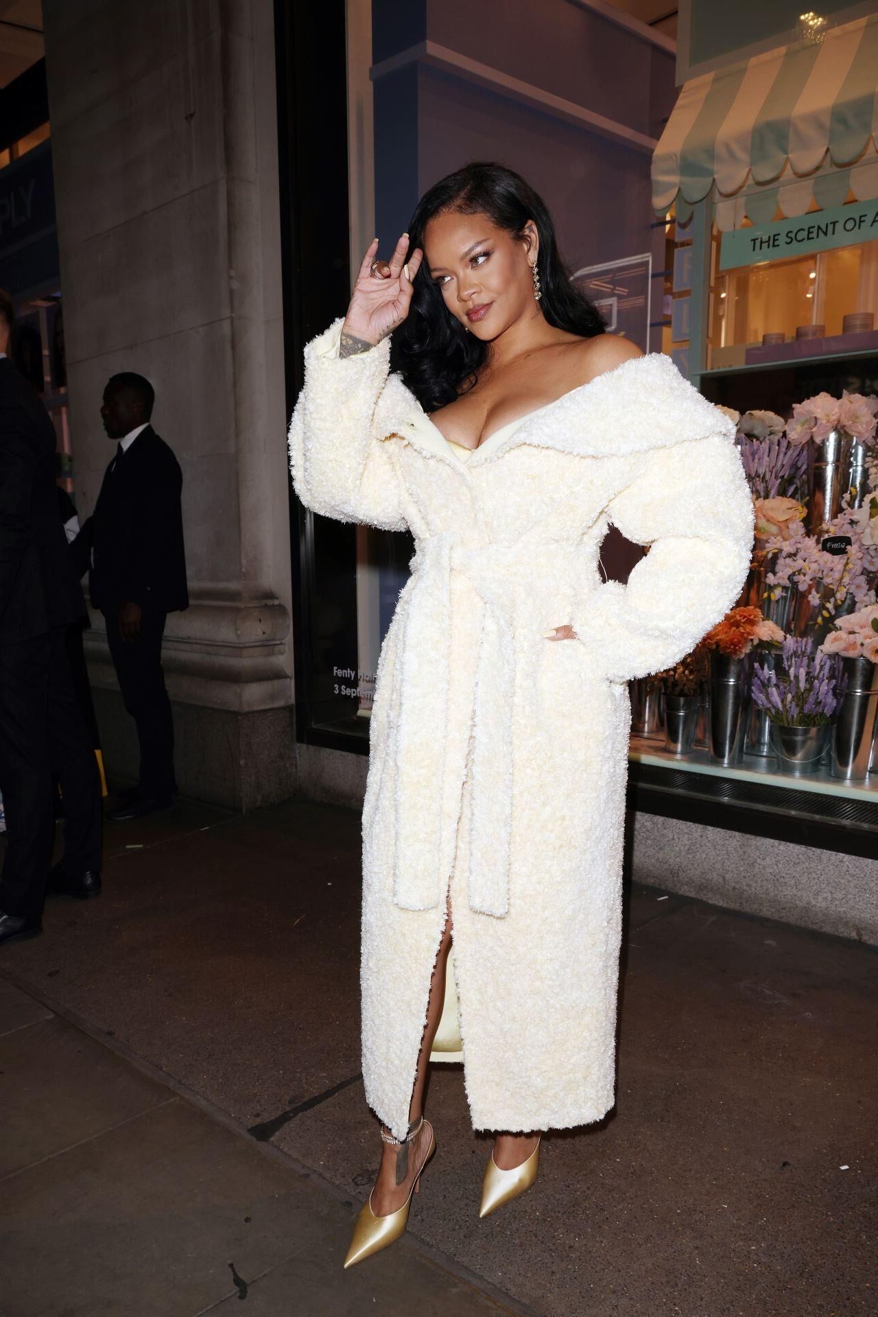 RIHANNA tem evento Fanty na Selfridges em Londres