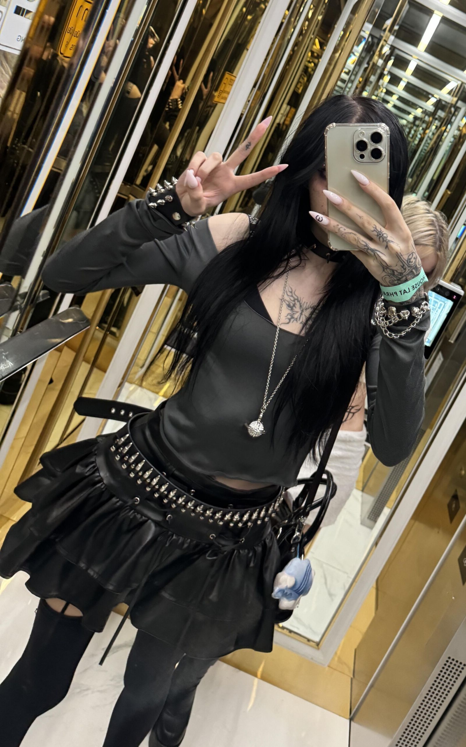 Skinny Sexy Goth com seios pequenos