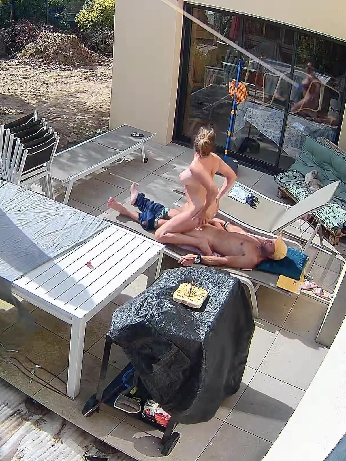 Baiser dans tous les sens sur la terrasse en public