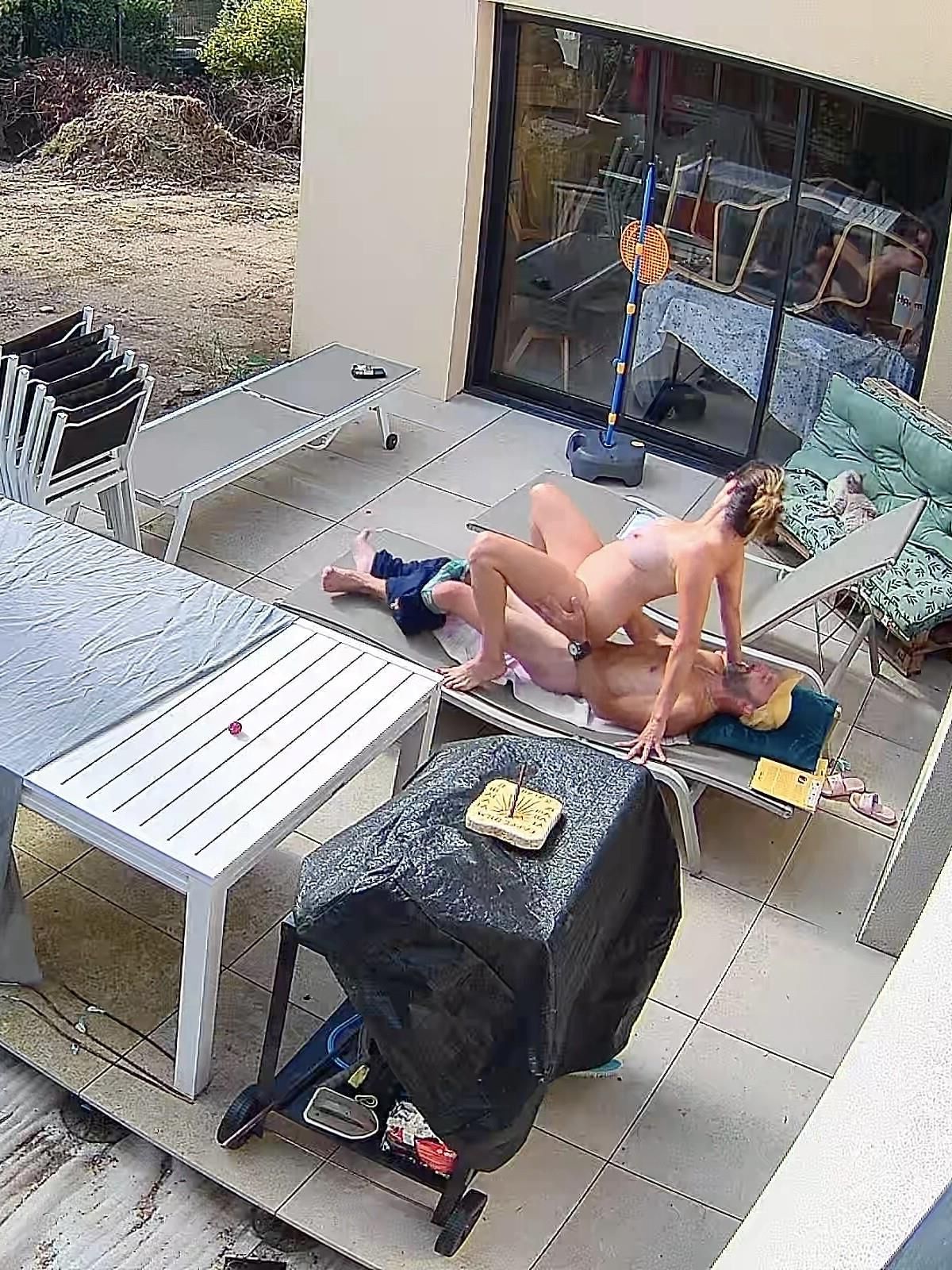 Baiser dans tous les sens sur la terrasse en public