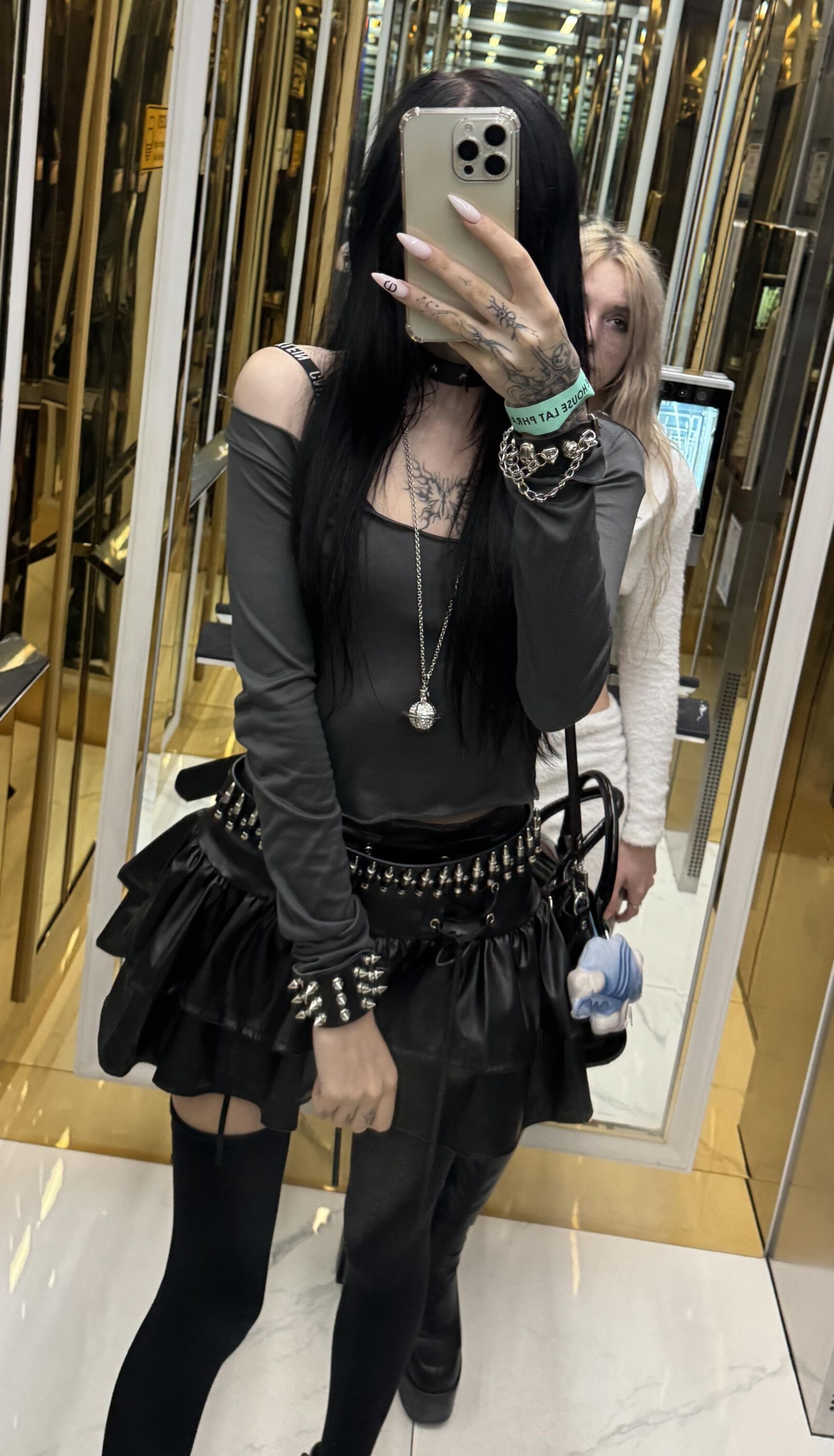 Skinny Sexy Goth com seios pequenos