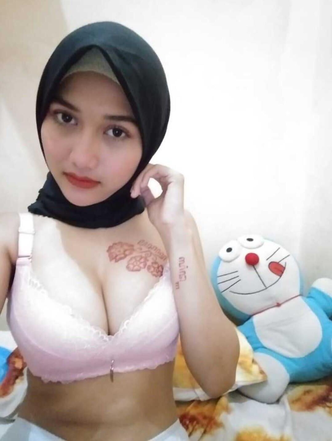 インドネシア人のヒジャブを着た巨乳