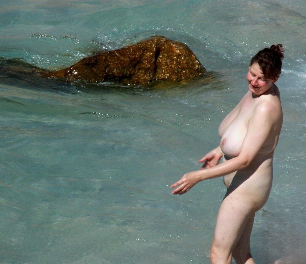 Nude Beach Mom hat schlaffe RIESIGE TITTEN!