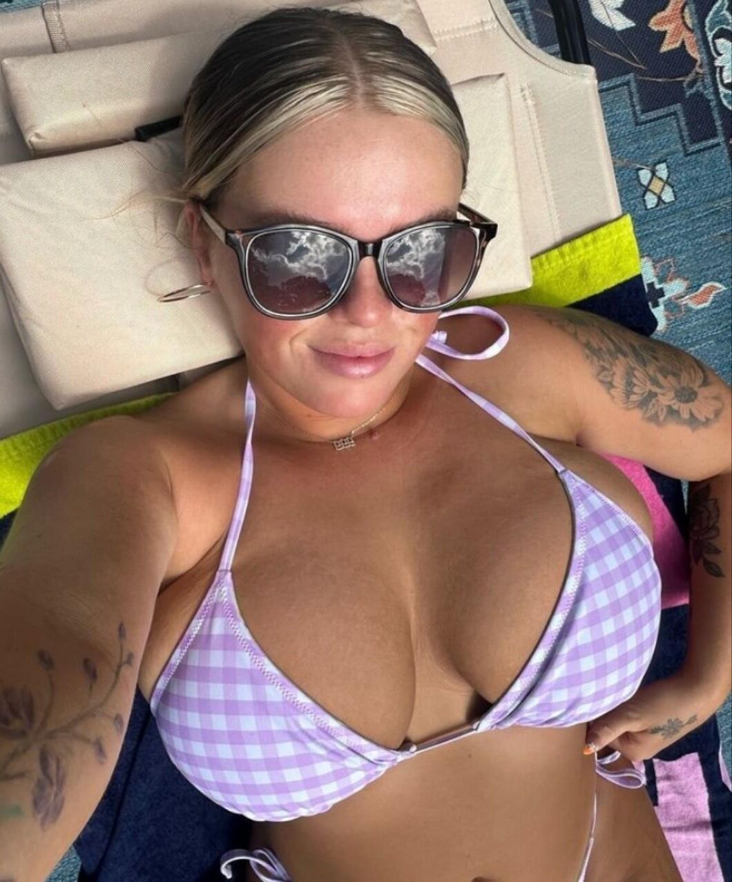 Filles En Bikini Aux Gros Seins 50