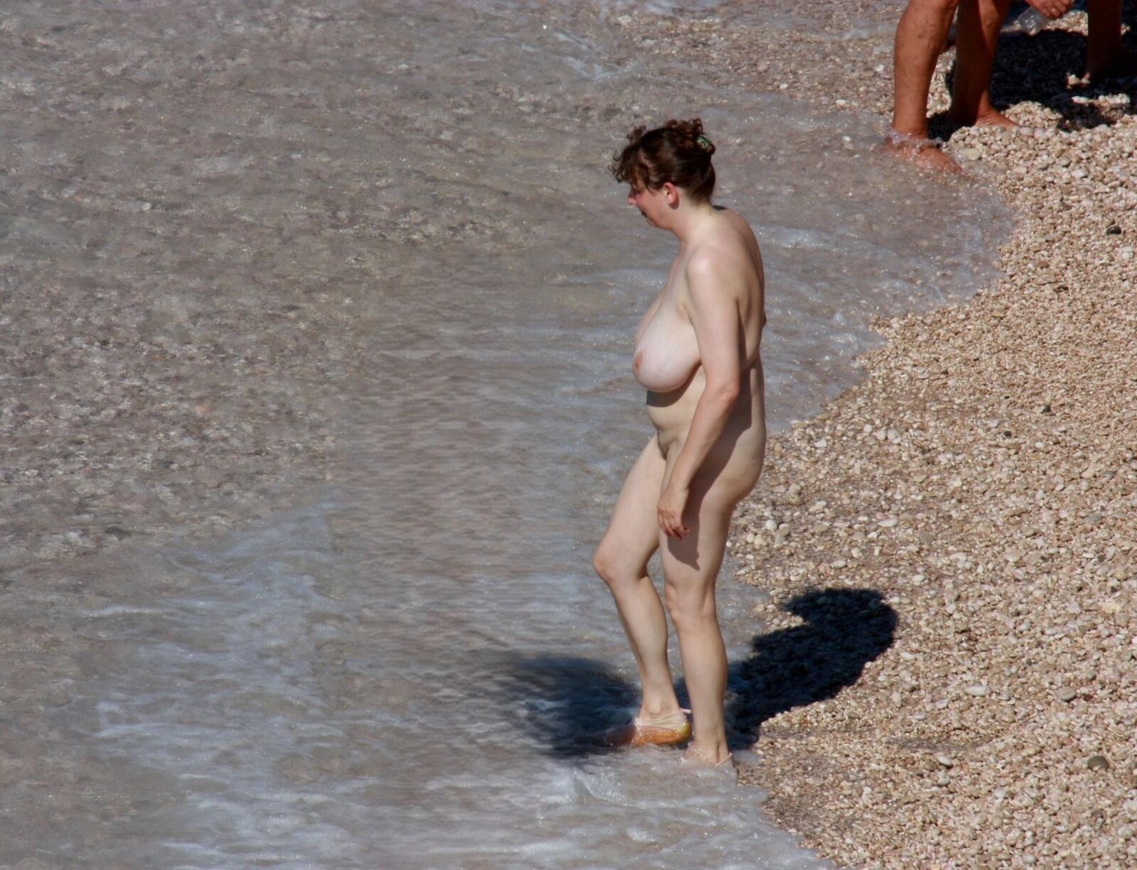 Nude Beach Mom a des seins géants et souples !