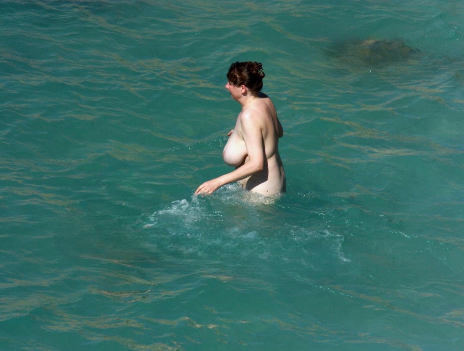 Nude Beach Mom a des seins géants et souples !