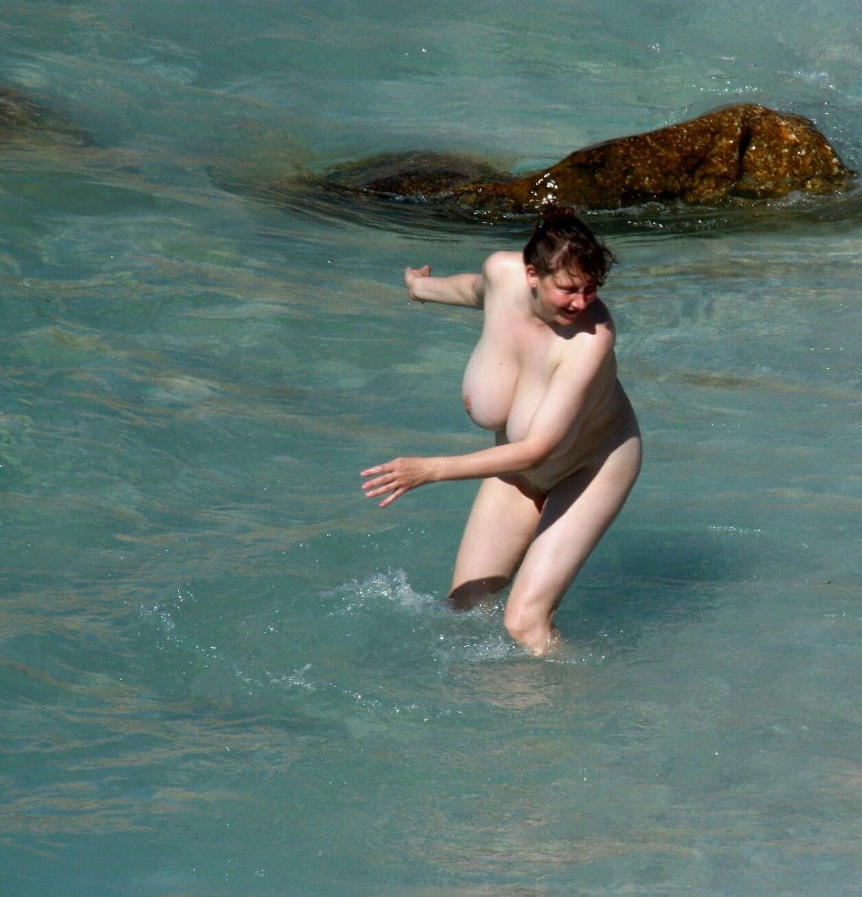 Nude Beach Mom a des seins géants et souples !