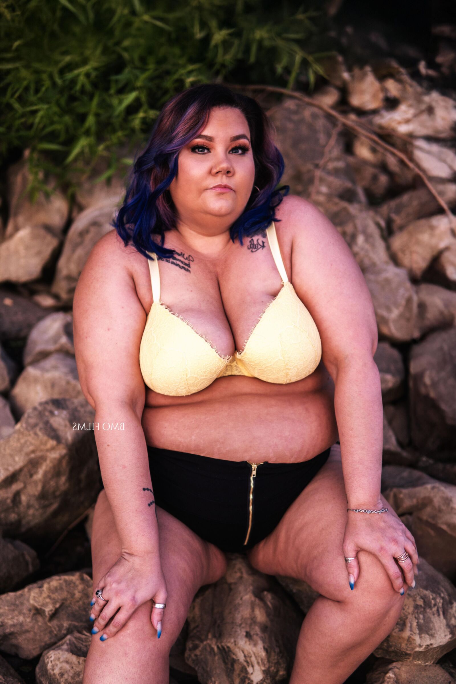 BBW Danielle junto al lago