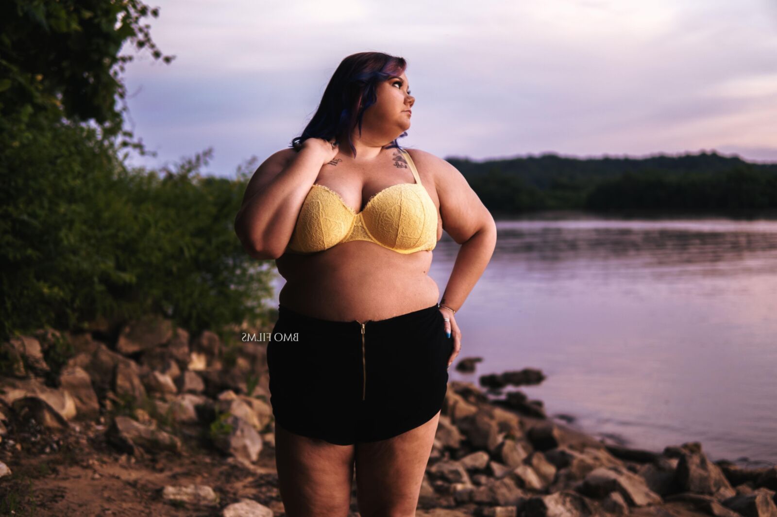 BBW Danielle junto al lago