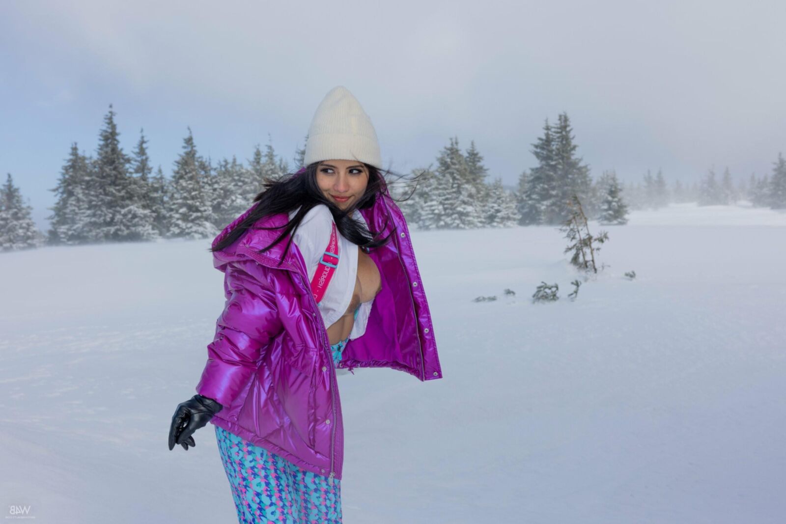 Iris Lucky Peituda Beleza Colombiana Aprecia a Neve ao Ar Livre