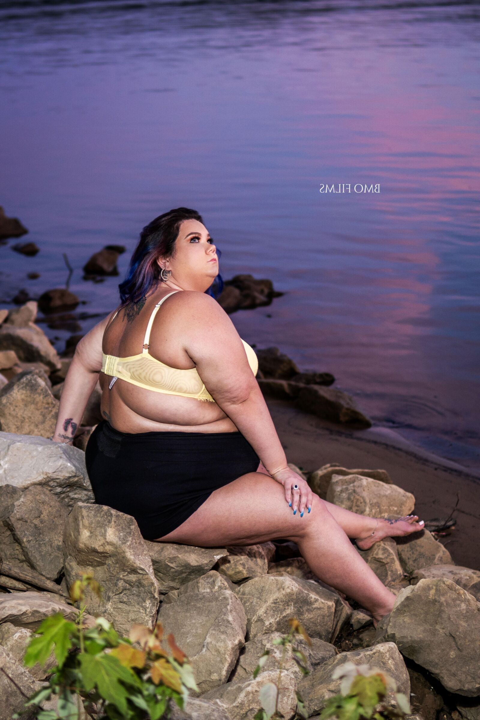 BBW Danielle junto al lago