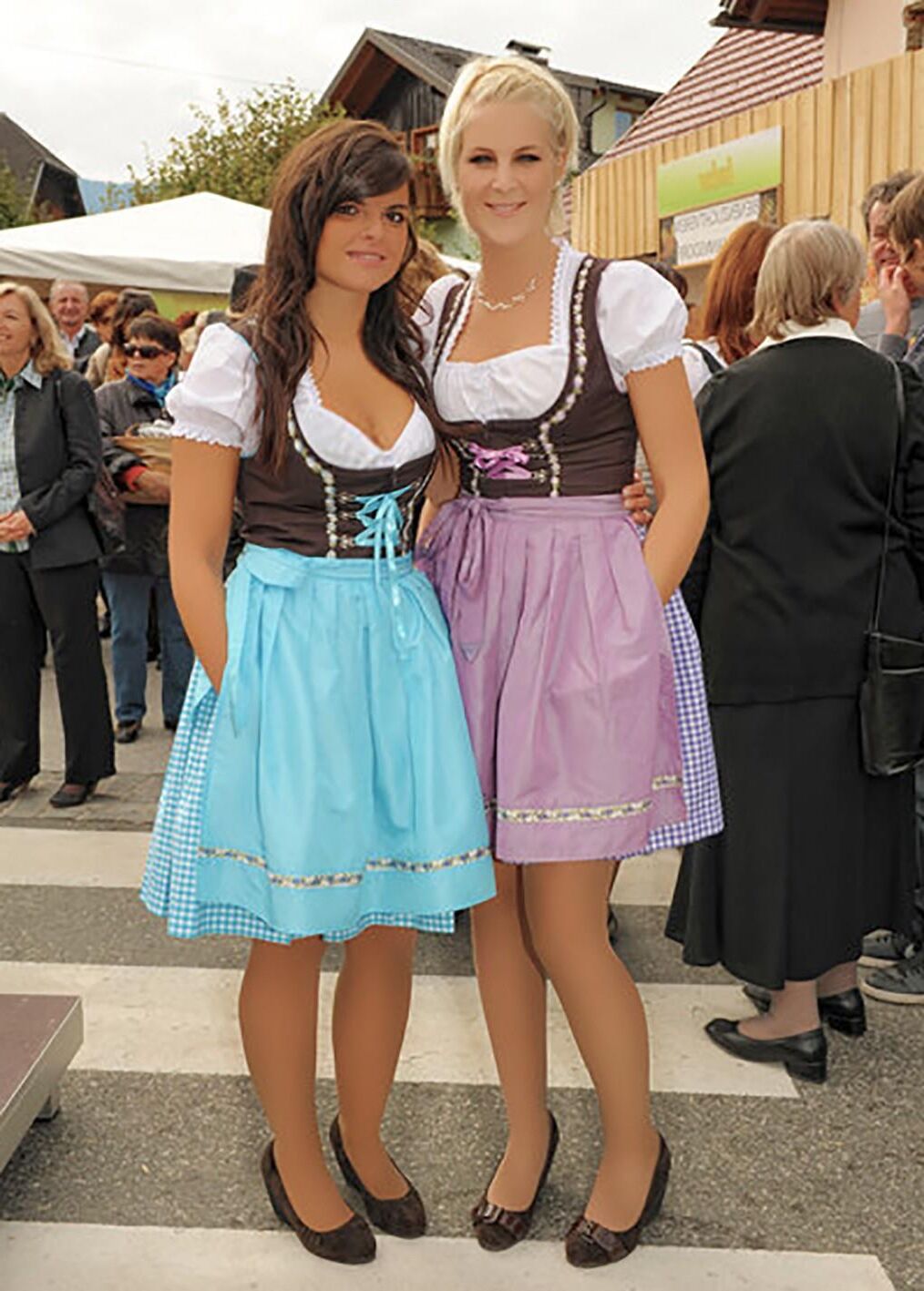 Fesche Madln im Dirndl zum Dreihundertsiebenundachtzigste`n