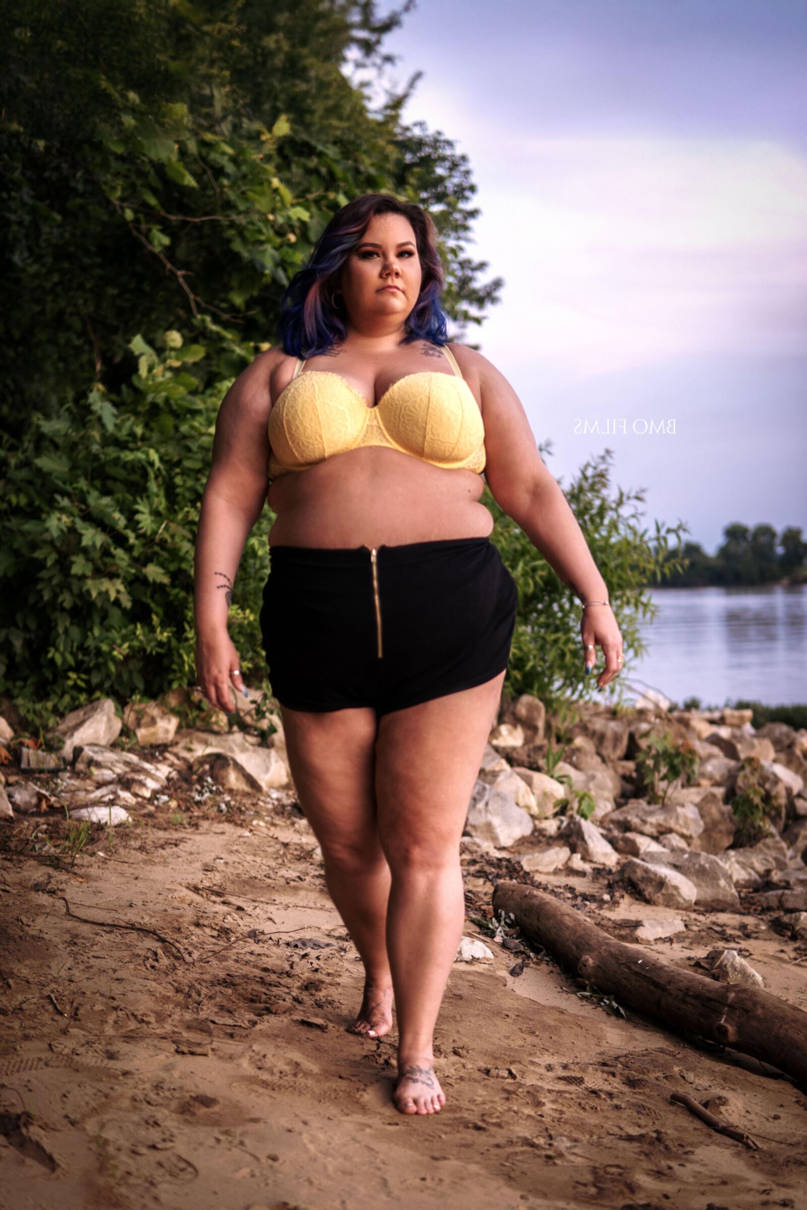 BBW Danielle junto al lago