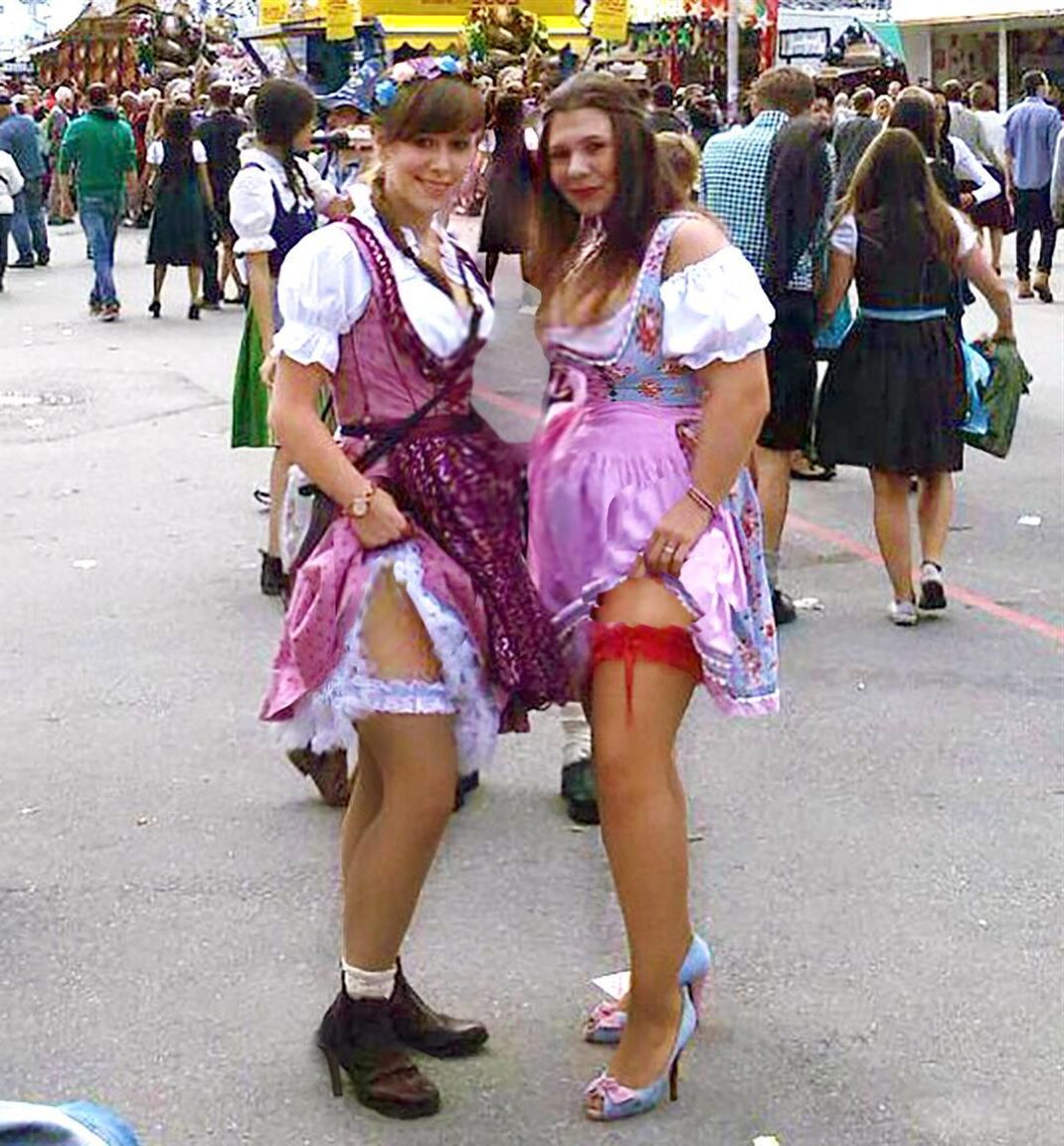 Fesche Madln im Dirndl zum Dreihundertsiebenundachtzigste`n