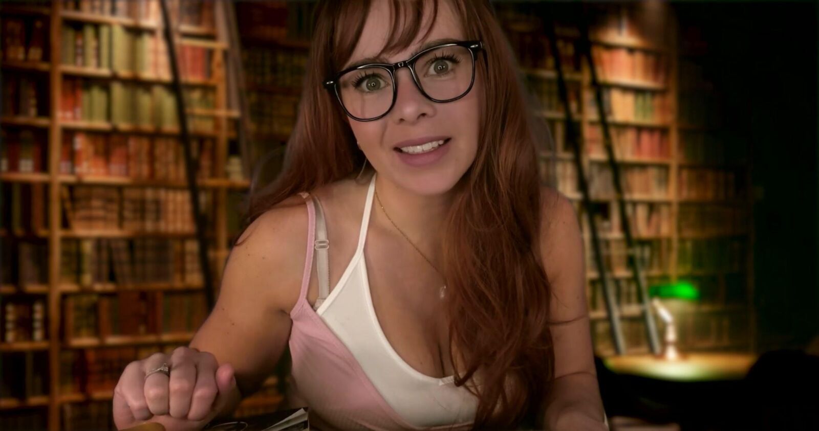 Scottish Murmurs ASMR Le gustas a la chica pelirroja de la biblioteca