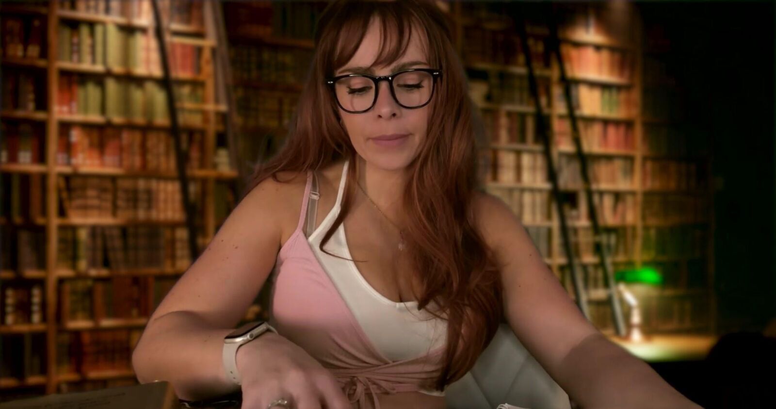 Scottish Murmurs ASMR Le gustas a la chica pelirroja de la biblioteca