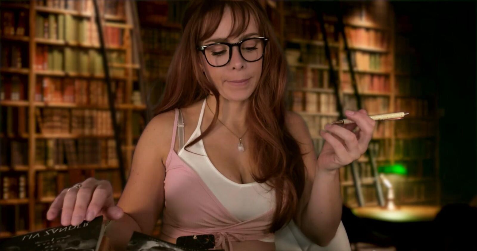 Scottish Murmurs ASMR Le gustas a la chica pelirroja de la biblioteca