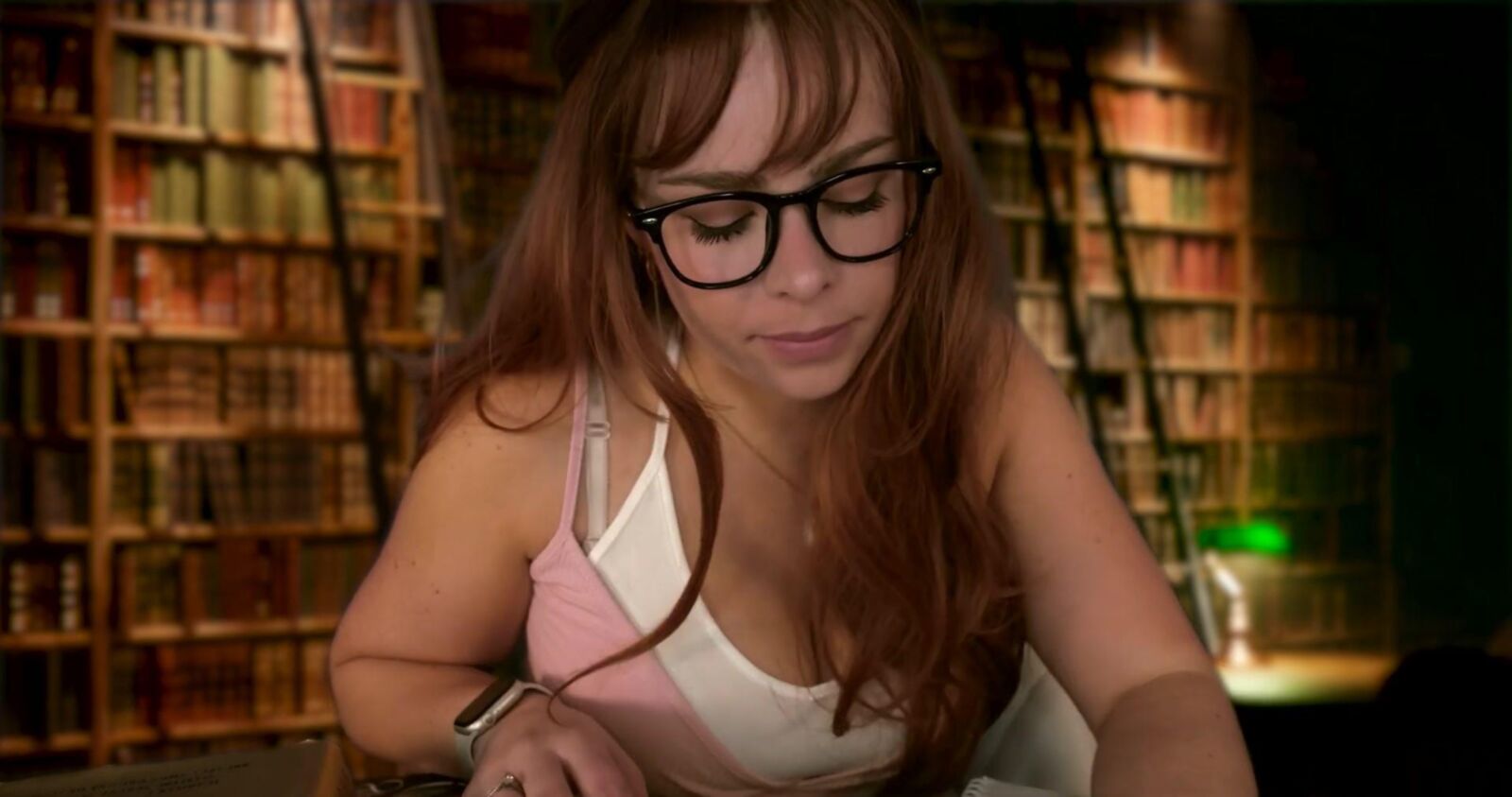 Scottish Murmurs ASMR Le gustas a la chica pelirroja de la biblioteca