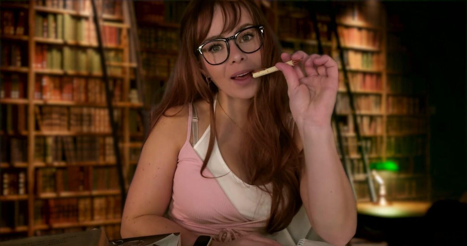 Scottish Murmurs ASMR Le gustas a la chica pelirroja de la biblioteca