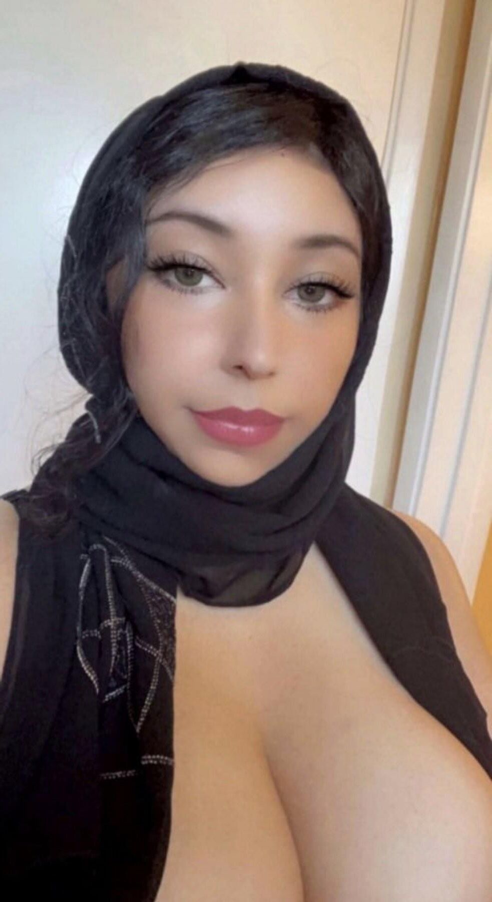 Menina hijabi peituda