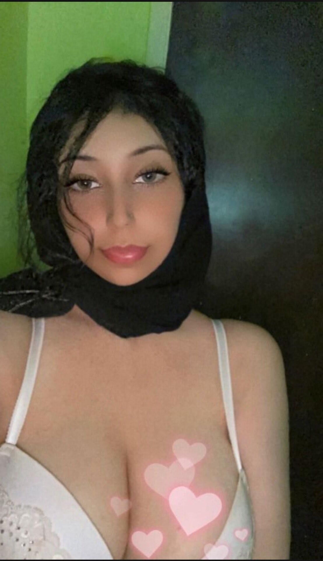 Menina hijabi peituda