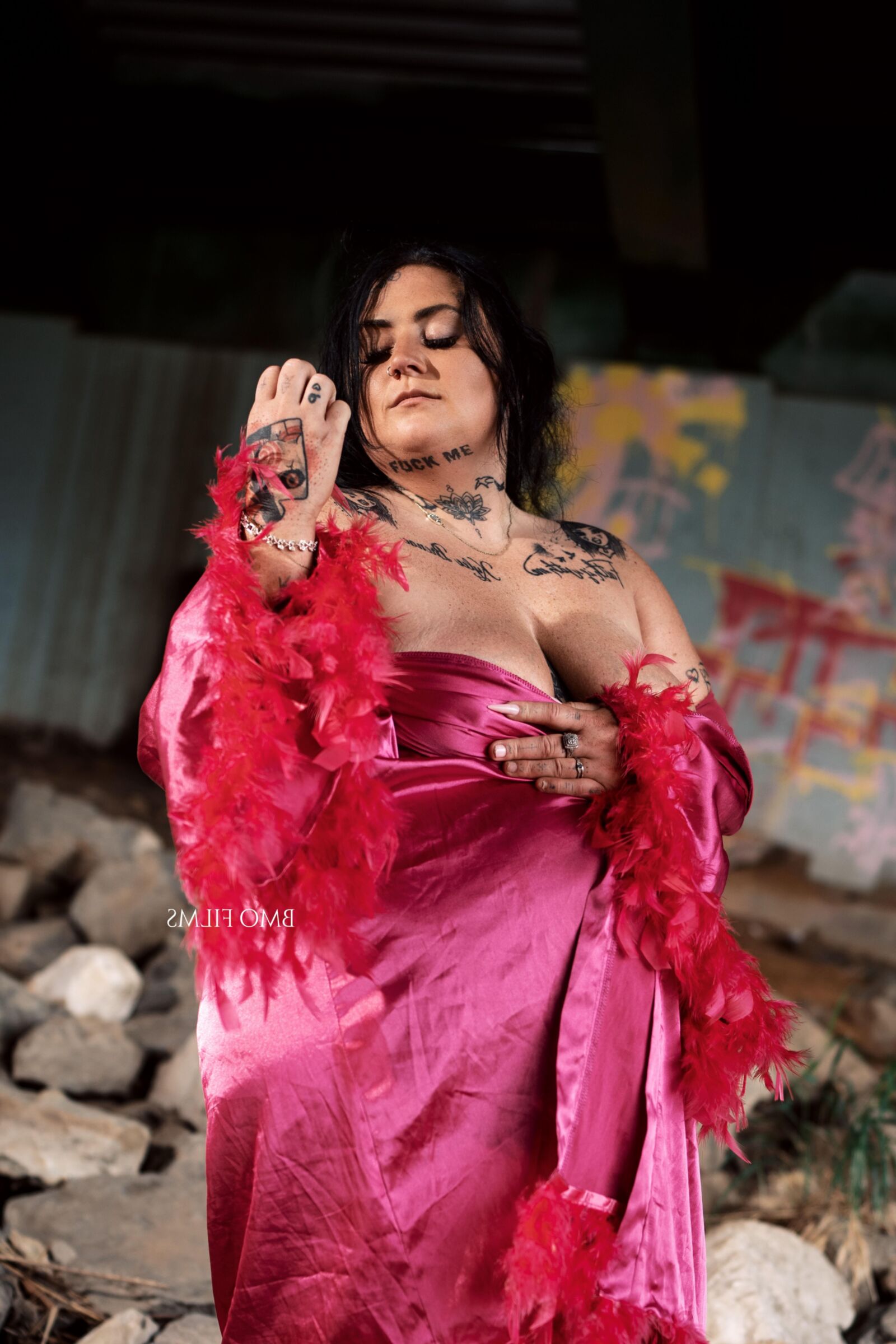 BBW Chanel em robe de penas ao ar livre