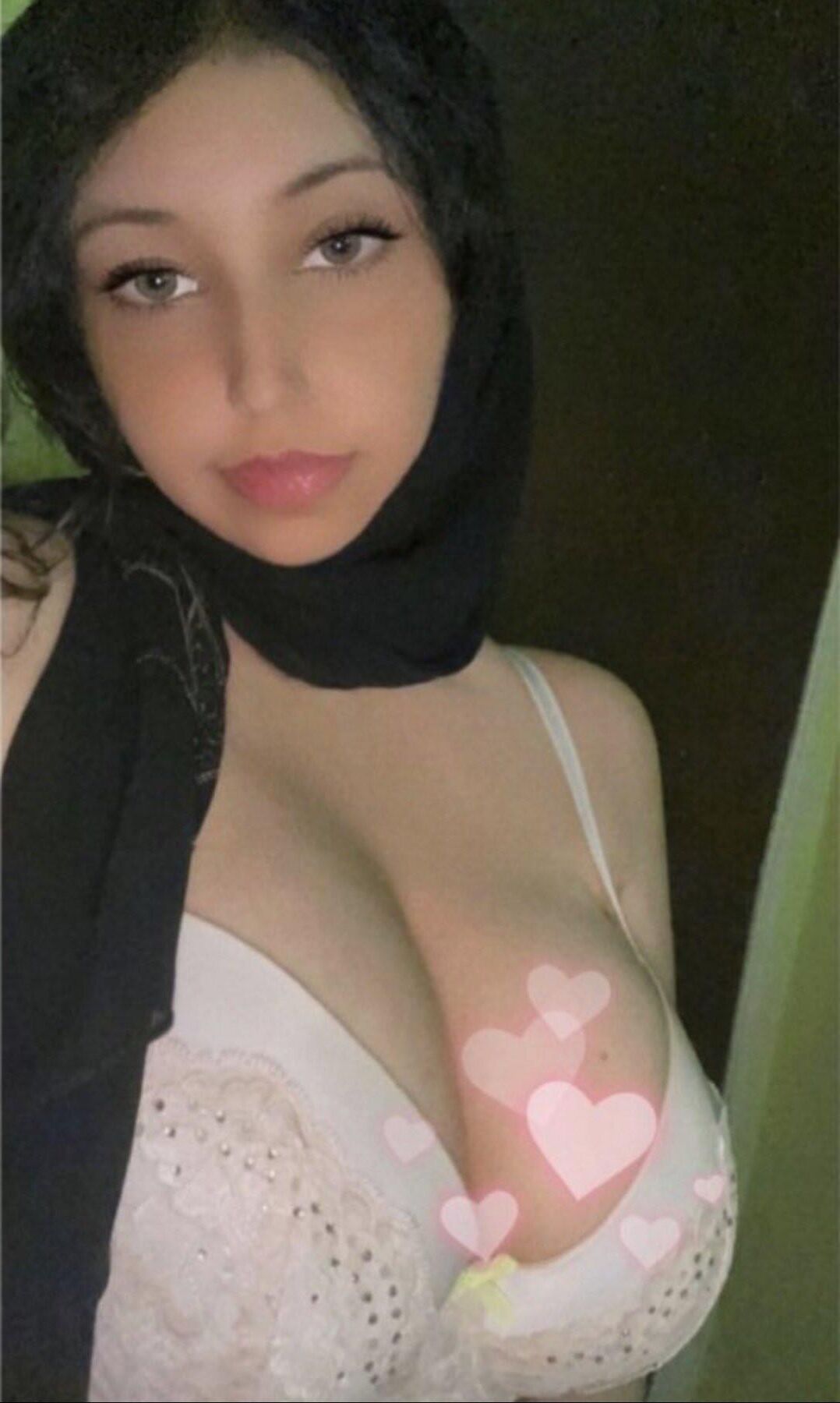 Chica tetona hijabi