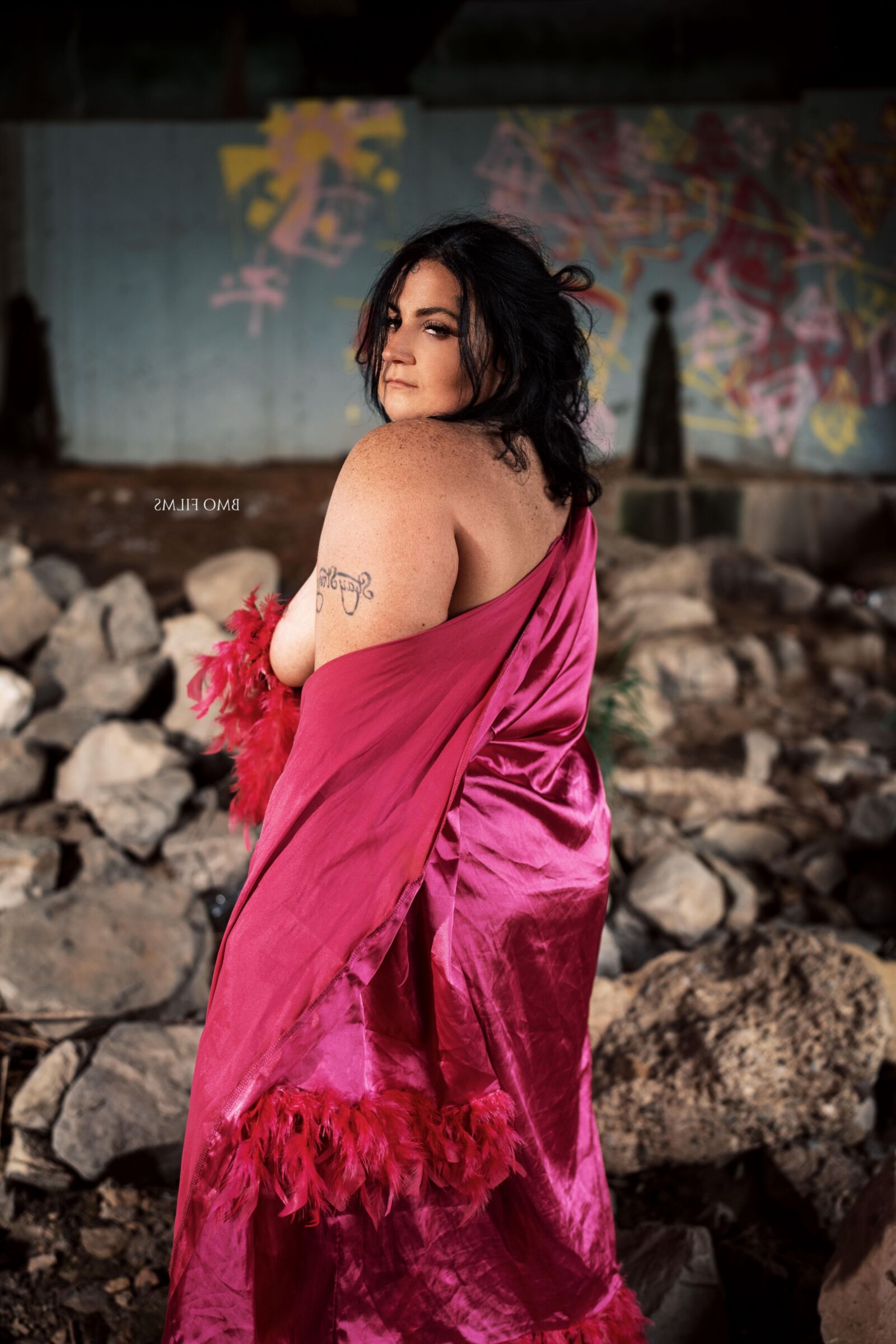 BBW Chanel em robe de penas ao ar livre