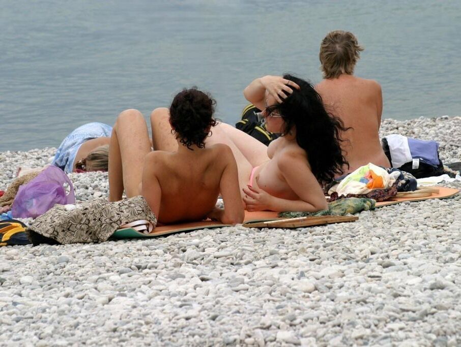 Brünettes Strandluder mit großen schlaffen Titten