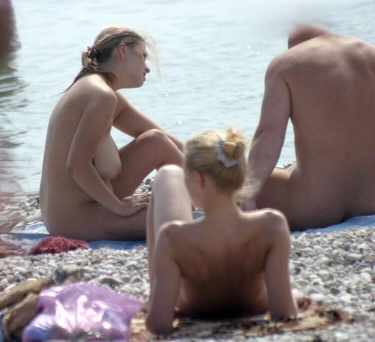 Mamá caliente en la playa nudista con grandes tetas