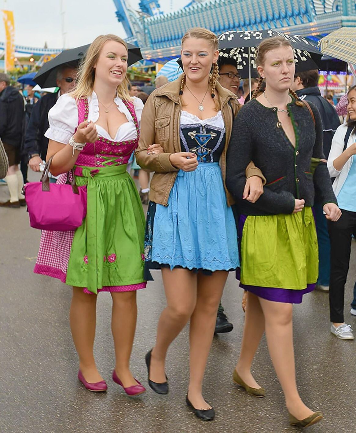 Fesche Madln im Dirndl zum Dreihundertachtundachtzigsten