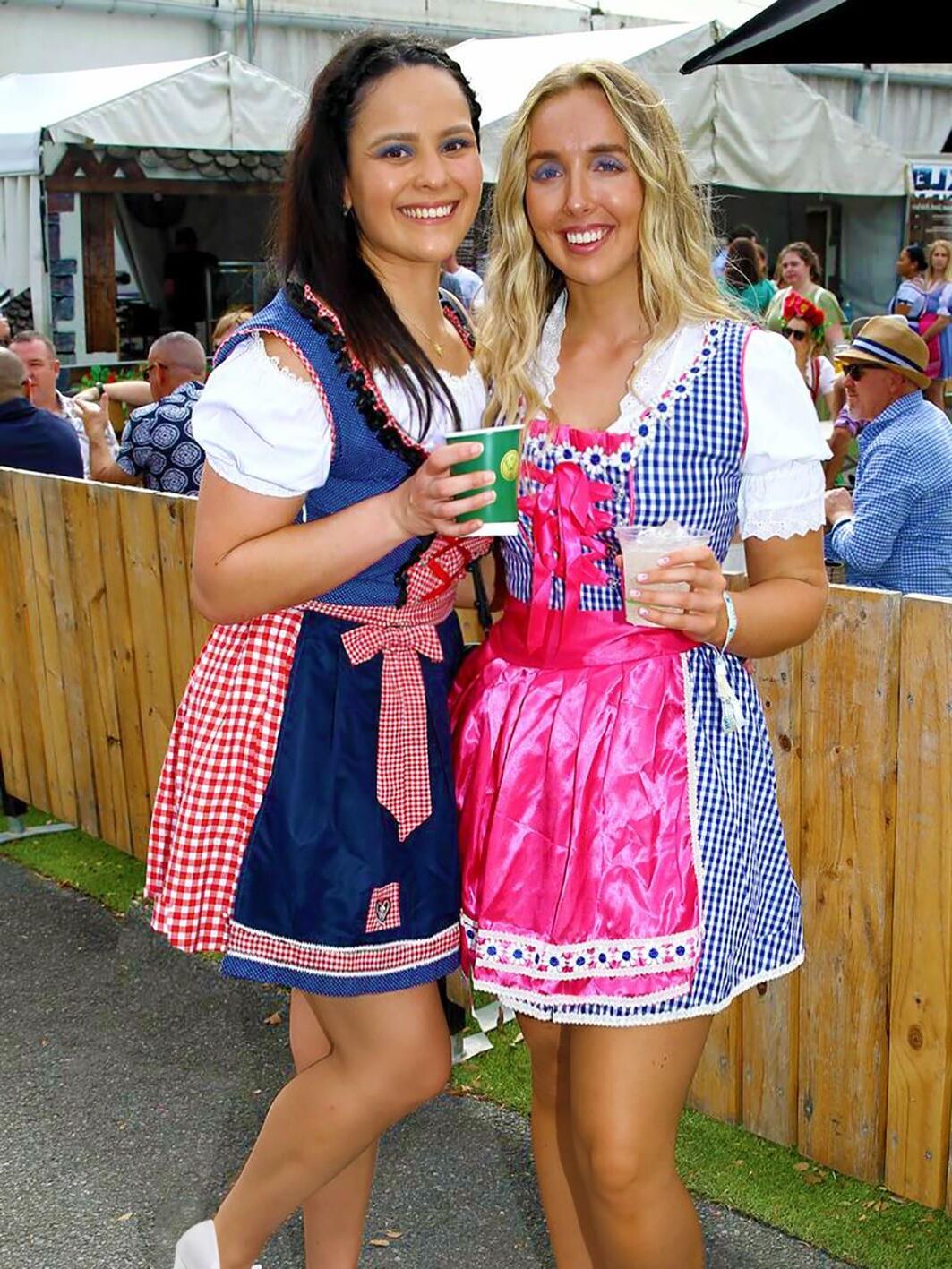 Fesche Madln im Dirndl zum Dreihundertachtundachtzigsten