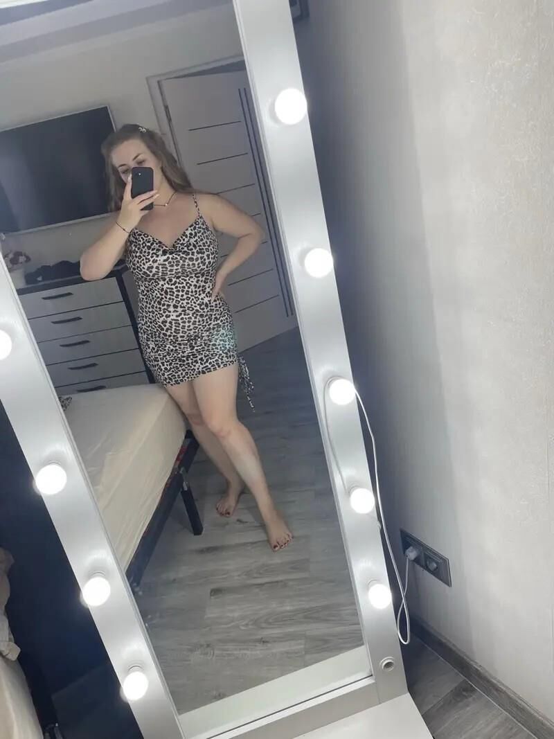 sexy vollbusige MILF Eni