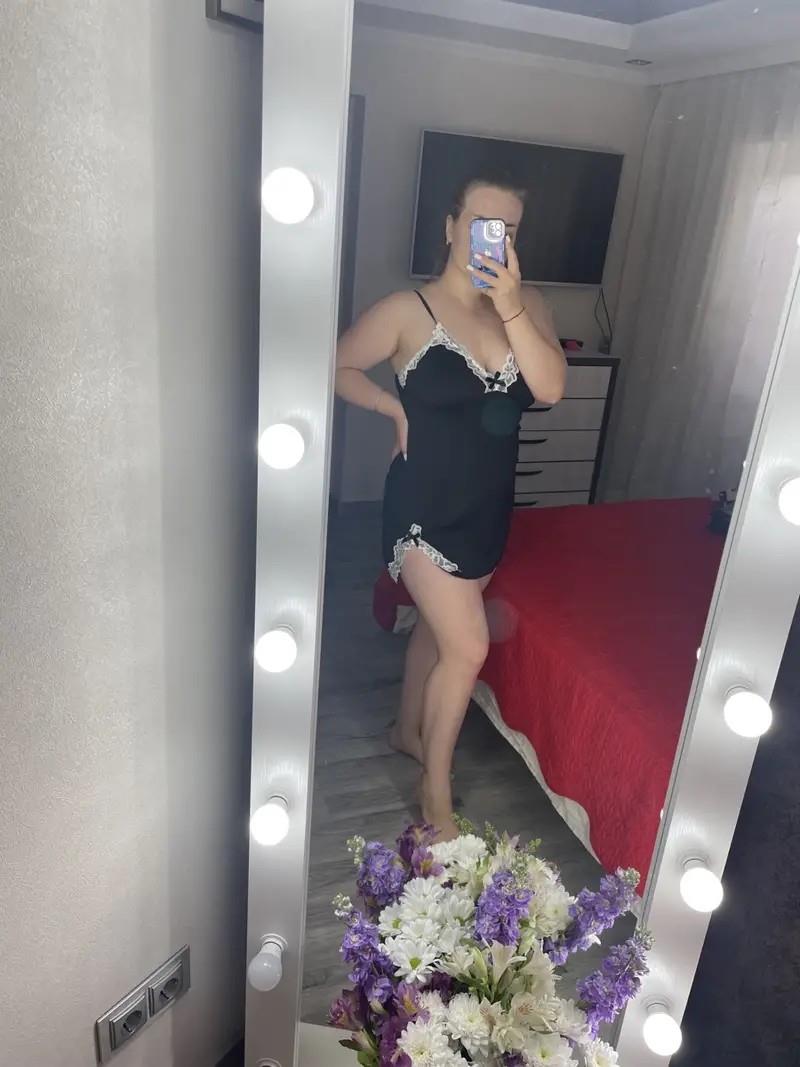 sexy vollbusige MILF Eni