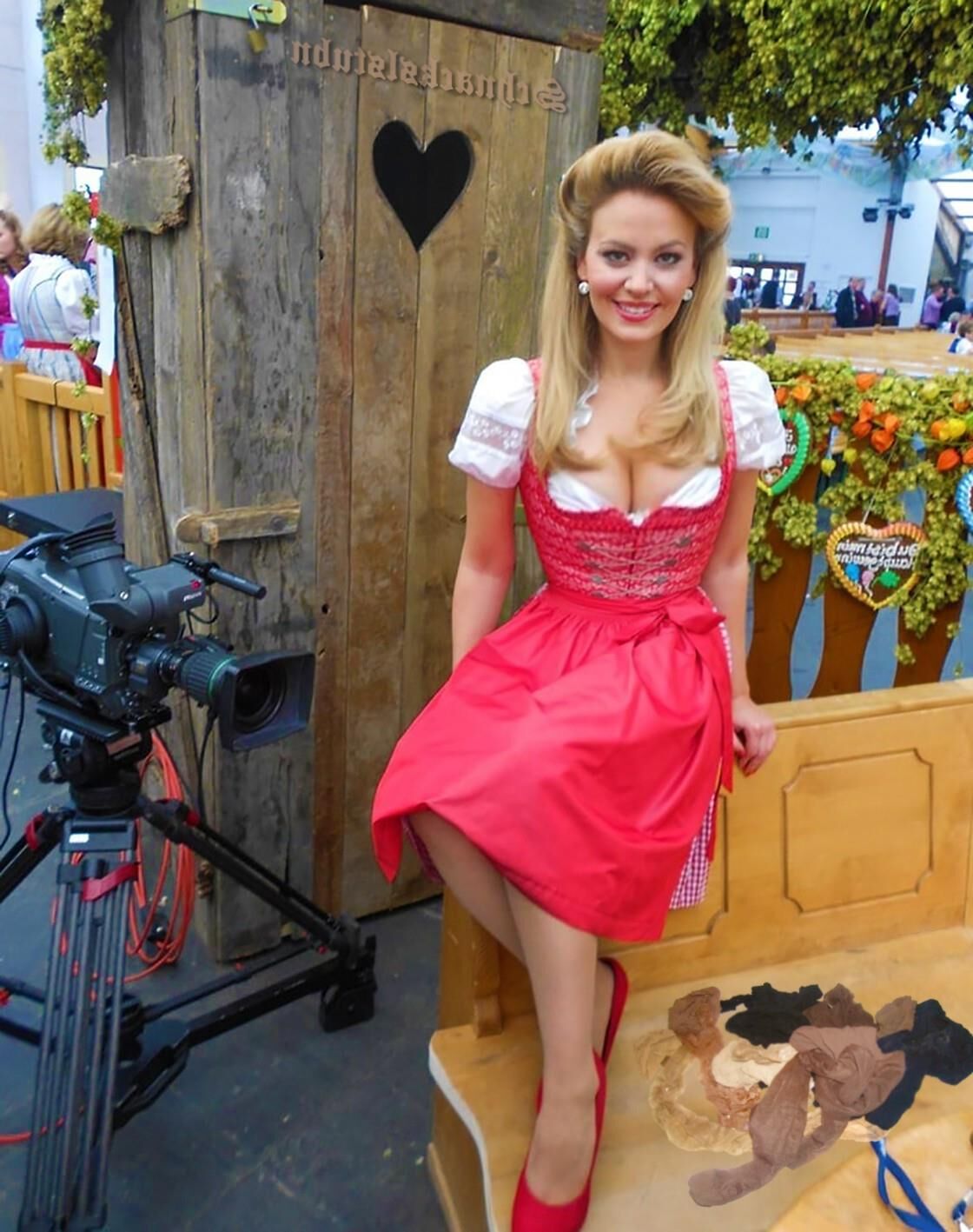 Fesche Madln im Dirndl zum Dreihundertachtundachtzigste`n