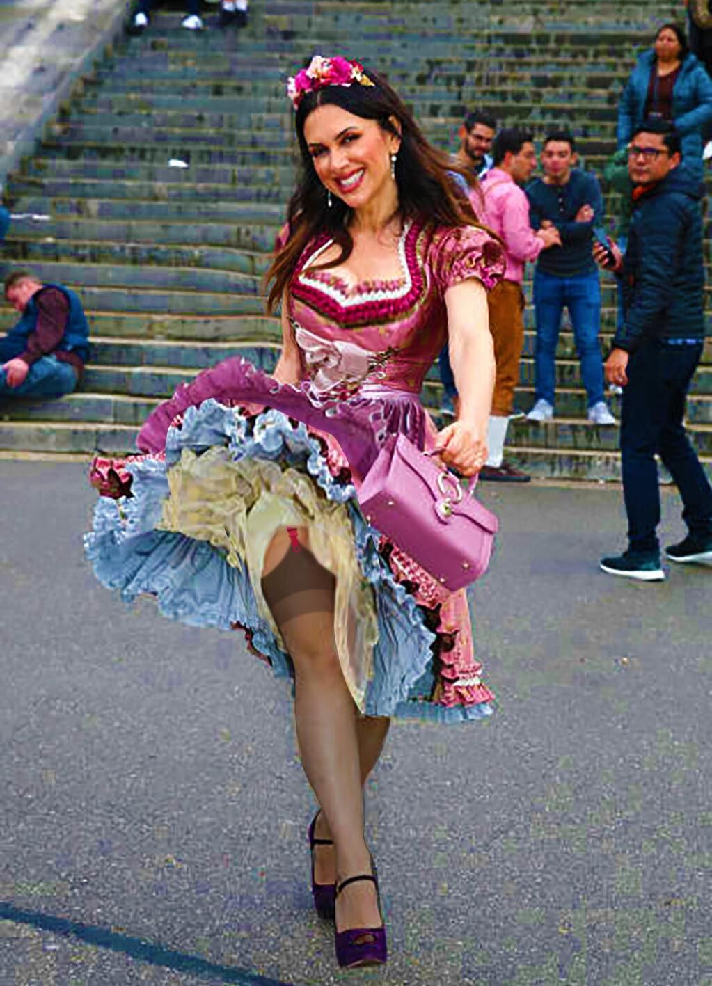 Fesche Madln im Dirndl zum Dreihundertachtundachtzigsten