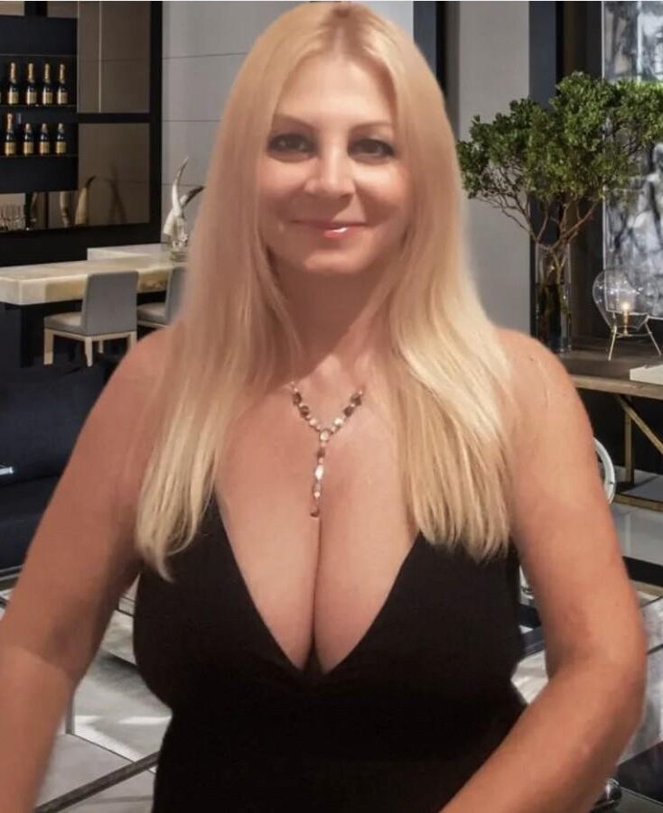 Vollbusige griechische MILF