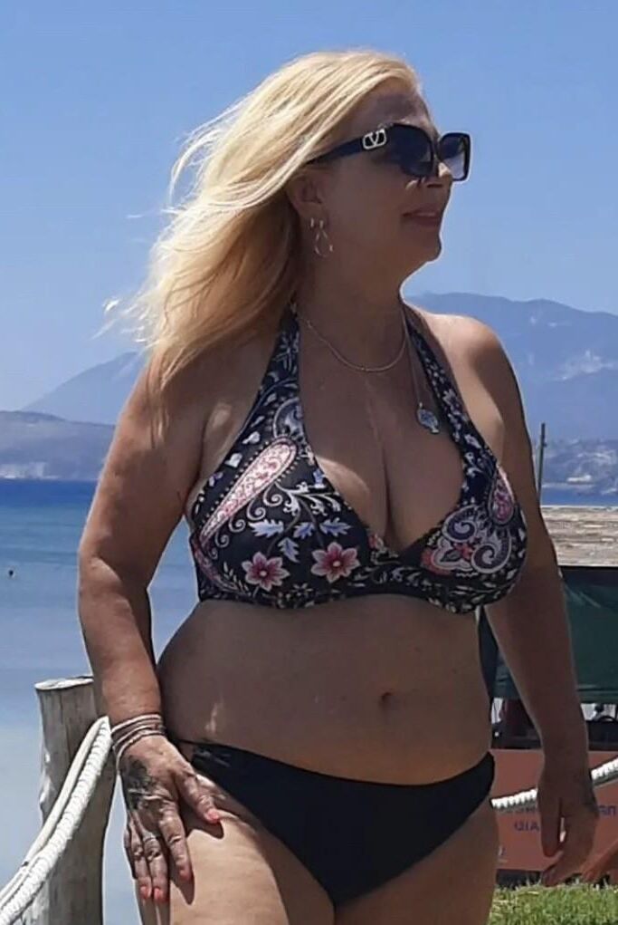 Vollbusige griechische MILF