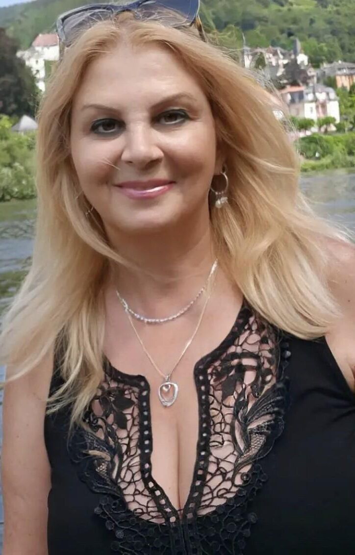 Vollbusige griechische MILF