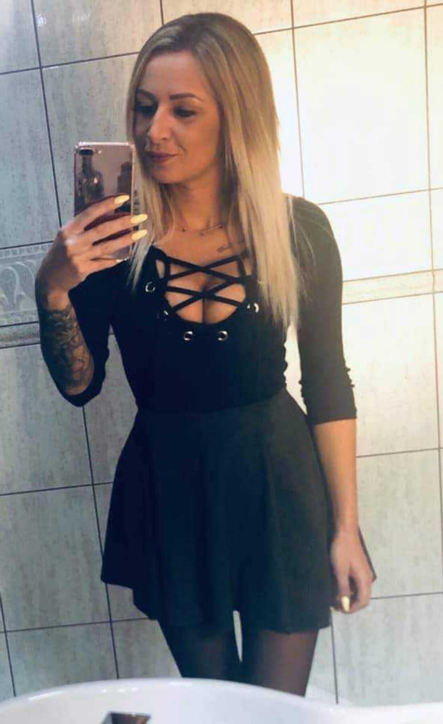 Sehr heiße polnische blonde MILF liebt Schwänze