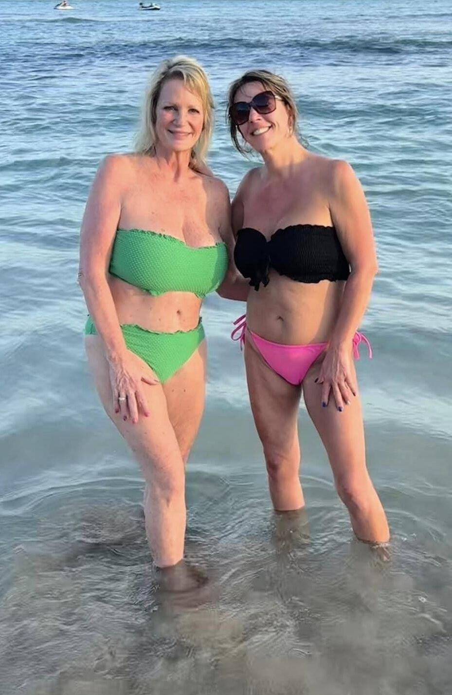 Wunderschöne MILFs Cindy und Leisa in Bikinis mit großen Titten,