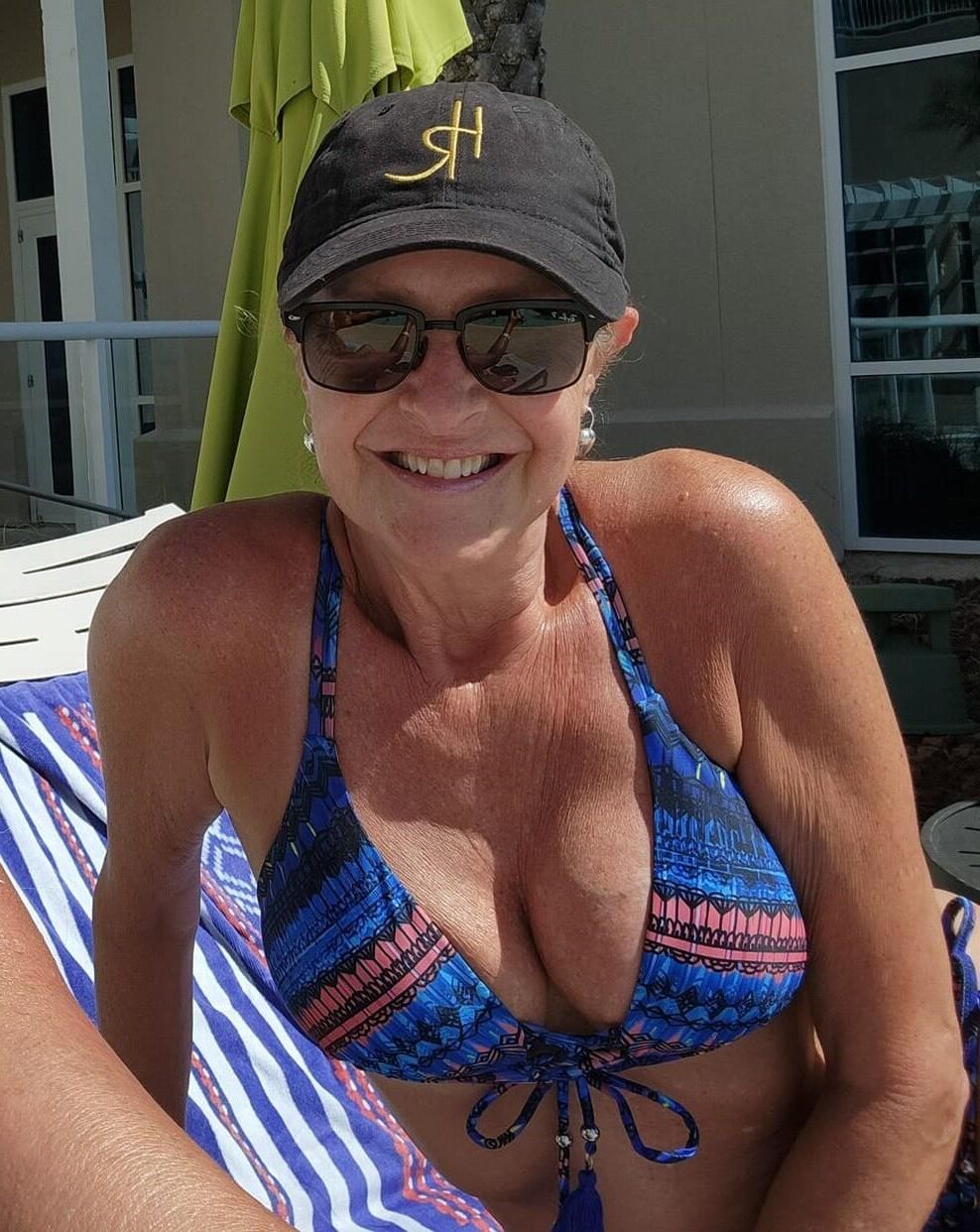 MILF caliente Leslie en bikini con grandes tetas.